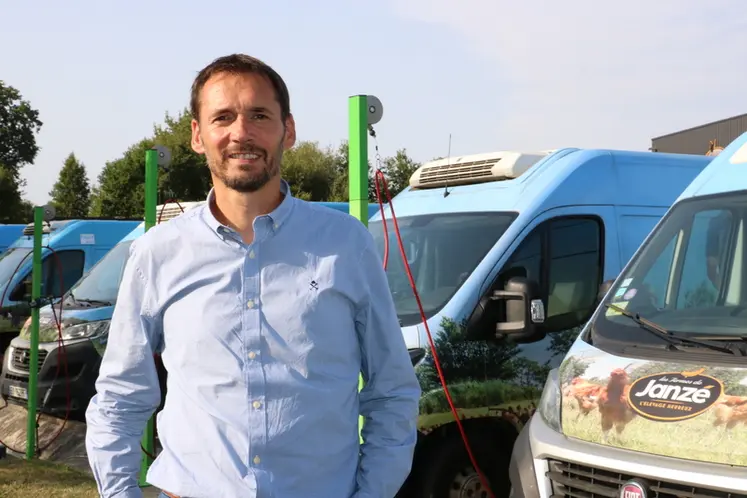 <em class="placeholder">Stéphane Letué, directeur des Fermiers de Janzé et d’Enerfées devant les véhicules de la coopérative roulant au gaz.</em>