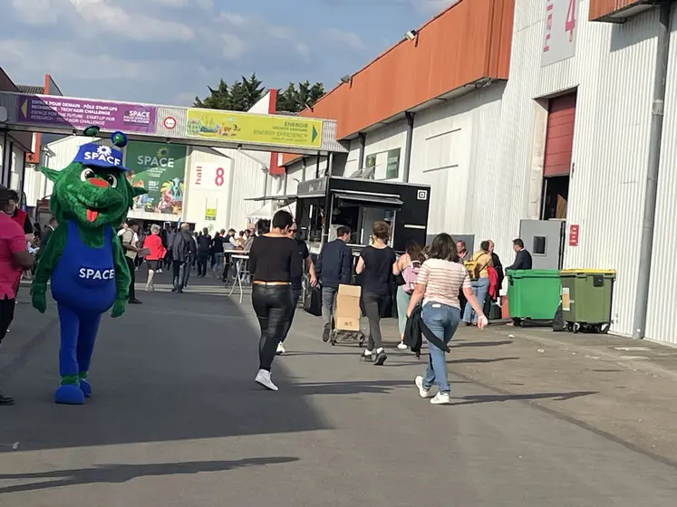 allée extérieure du salon du Space 2024