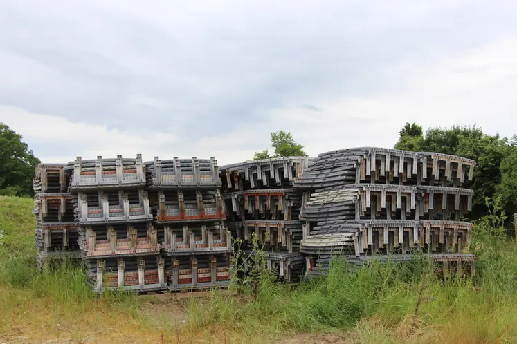 <em class="placeholder">Quand ils ne servent pas, les caillebotis sont stockés à l’extérieur sur palettes. </em>