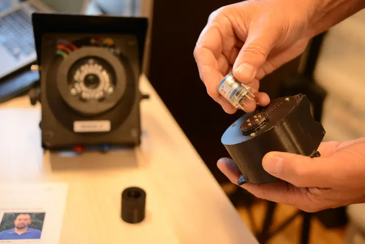 <em class="placeholder">Un seul capteur mesure quatre valeurs (température, hygrométrie, CO2, NH3).</em>