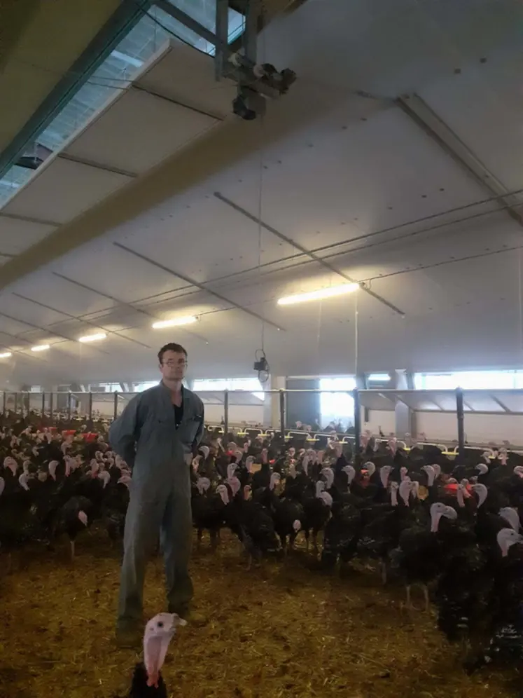 <em class="placeholder">Lionel Rivoal dans l’élevage surveillé par caméra.</em>