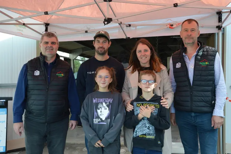 <em class="placeholder">Guénaël Le Sourd, directeur d’Huttepain Bretagne, et Philippe Cotillard, responsable de l’activité œufs, entourent Samuel Beunel, aviculteur à Plumelec (56), et sa ...</em>