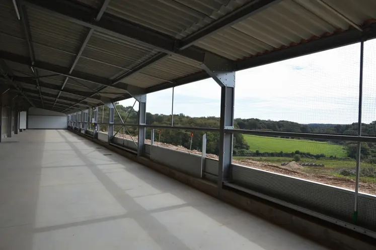 <em class="placeholder">Depuis les jardins d’hiver, les poules ont accès à 13 hectares de parcours ombragés.</em>