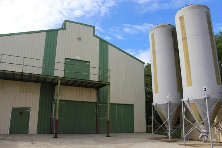 <em class="placeholder">La hauteur des bâtiments a permis d’y installer deux étages de volières. </em>