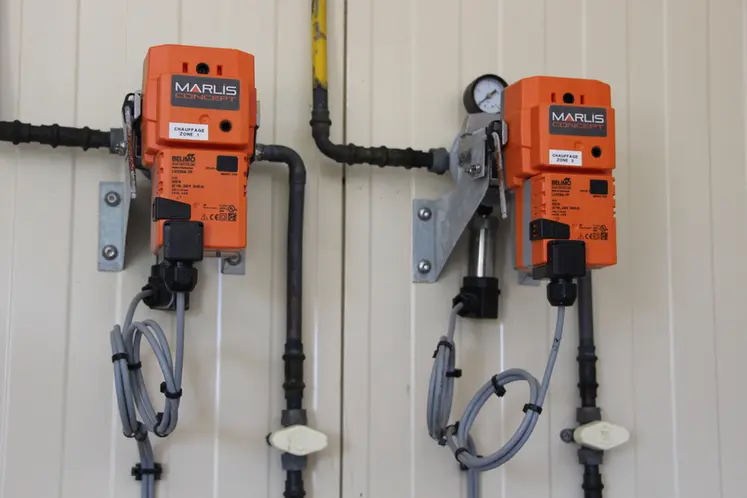 <em class="placeholder">Les deux vannes assurent le pilotage des radiants dans le bâtiment qui est réparti en deux zones de chauffage.</em>