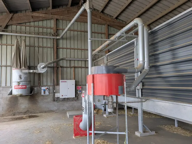 <em class="placeholder">Les automates de paillage bénéficient d'un cyclone de dépoussiérage après le broyeur. </em>