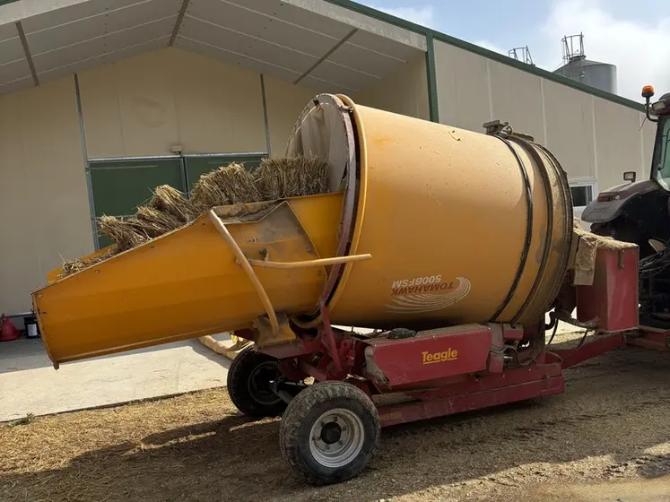 <em class="placeholder">La pailleuse semi-portée est attelée à un tracteur de 110 ch.</em>