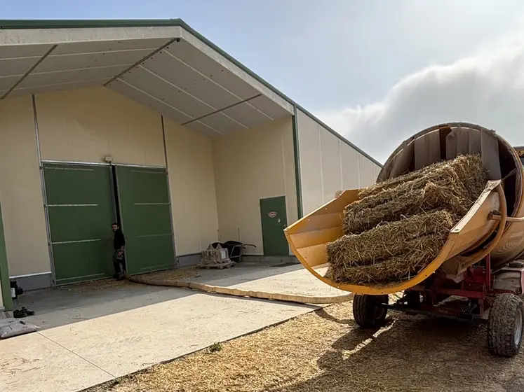<em class="placeholder">En repaillage, la machine reste à l'extérieur du bâtiment pour alimenter un tuyau souple qui sert à l'épandage de la paille. </em>