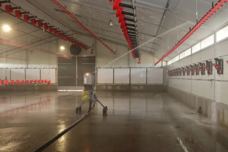 <em class="placeholder">Le jet longue portée croisée peut atteindre 12 m. Il est réglable à 360 ° pour laver sols et plafonds. Un pompe doseuse est fixée sur le chariot. Le coût du robot, de ...</em>