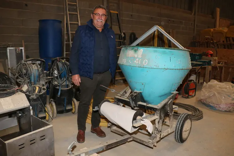 <em class="placeholder">Le chariot de distribution de l’aliment avec dérouleur de papier a été fabriqué à partir d’un semoir à roues et est 100 % mécanique.</em>