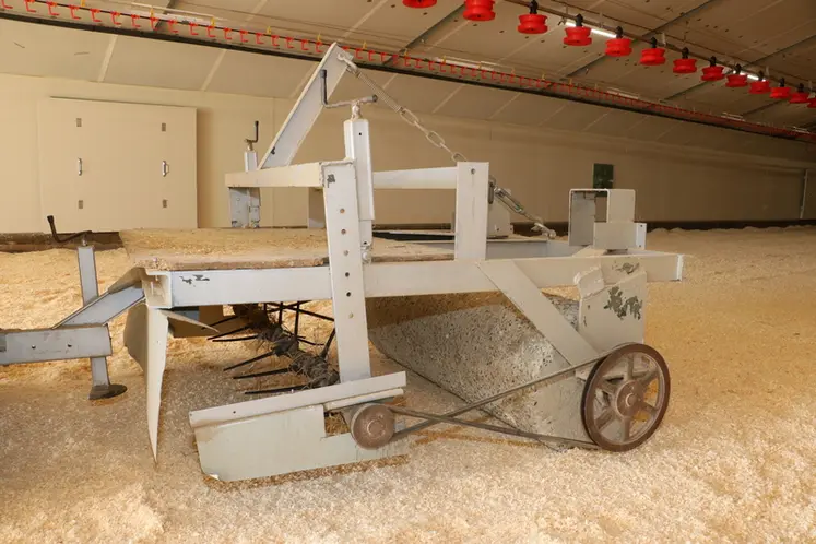 <em class="placeholder">L'éparpilleur est composé d'une herse rotative et d'un rouleau en béton, tournants en sens inverse.</em>