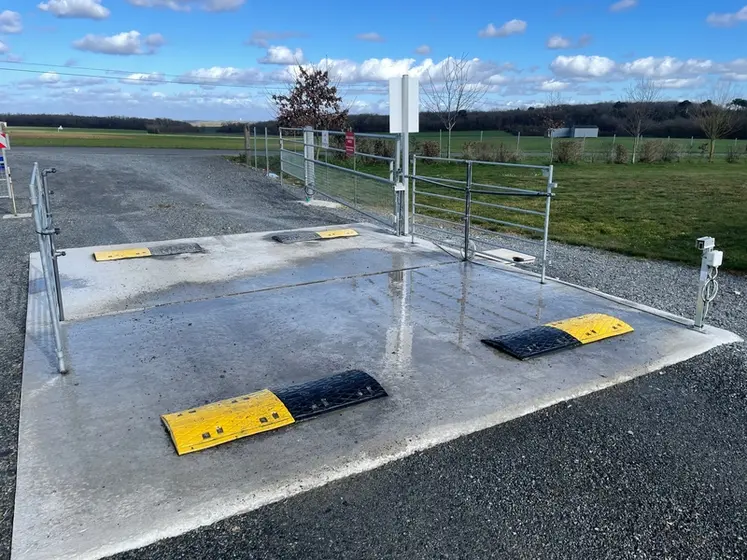 <em class="placeholder">Une aire de désinfection des véhicules a été aménagée à l’entrée du site.</em>