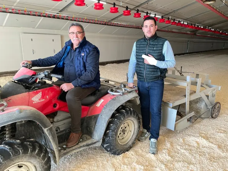 <em class="placeholder">José et Clovis Percher devant l'éparpilleur :"  Nous mécanisons tout ce qui peut l’être pour gagner du temps et soulager le travail."</em>