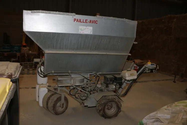 <em class="placeholder">En dinde, le repaillage de copeau est réalisé à l’aide d’une petite automotrice Paille-Avic.</em>