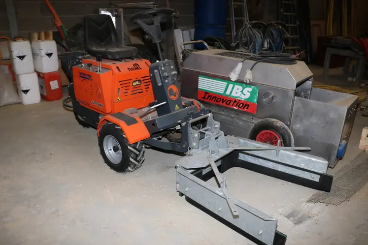 <em class="placeholder">Pour faciliter l’évacuation de l’eau résiduelle sur le sol bétonné (faible pente), les éleveurs utilisent un porte-outils Tuchel, muni d’un rabot.</em>