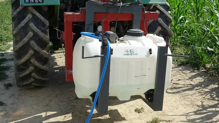 <em class="placeholder">Marc et Dominique Gouardères et Maxime Laran, éleveurs dans les Landes : « Grâce à la cuve mobile, on ne porte plus rien, tout se fait directement sur site. Cette ...</em>