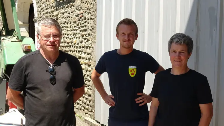 <em class="placeholder">Marc et Dominique Gouardères et Maxime Laran, éleveurs dans les Landes : « Grâce à la cuve mobile, on ne porte plus rien, tout se fait directement sur site. Cette ...</em>
