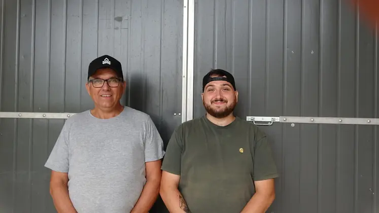 <em class="placeholder">Guillian et Régis Massey, éleveurs de canards dans les Landes : « Ce tapis motorisé est simple, sûr et efficace. Il génère moins de fatigue et de stress pour les ...</em>