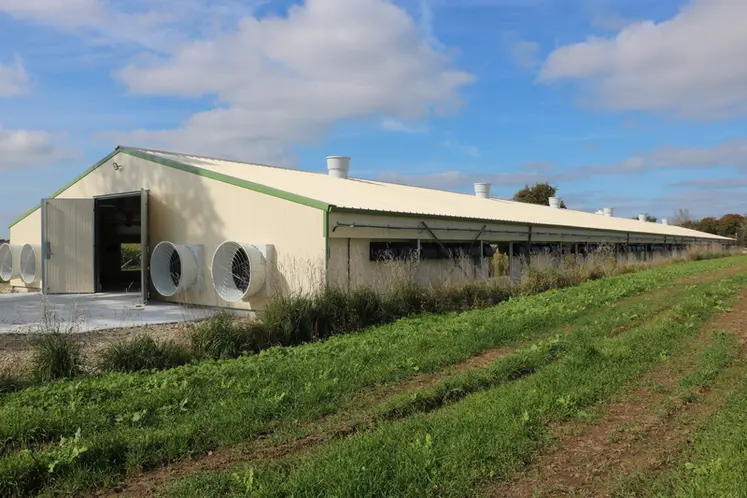 <em class="placeholder">L’objectif, pour ce bâtiment hyperisolé et équipé,est d’atteindre le niveau de performances économiques du premier tiers des élevages de poulet lourd de Yer Breizh ...</em>