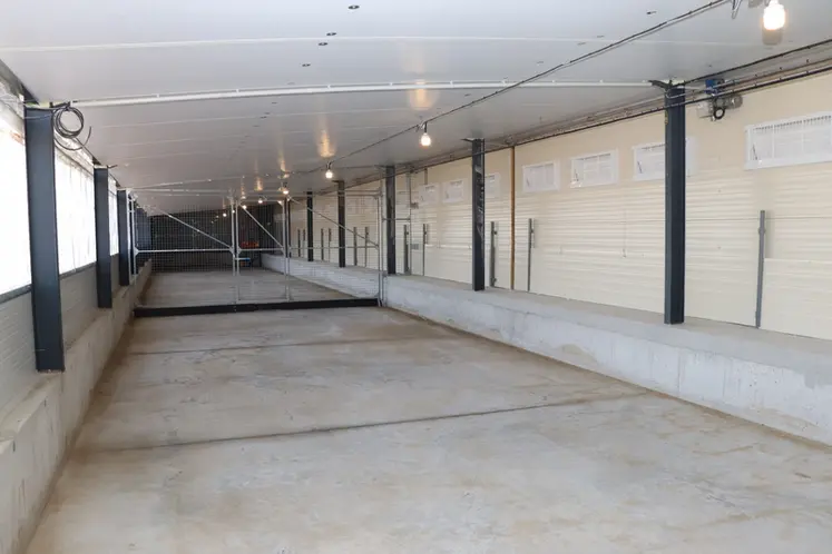 <em class="placeholder">Le jardin d’hiver est conçu en contrebas de la volière. La couleur blanc cassé a été choisie pour abaisser la chaleur en été. L’ouverture du rideau est manuel. </em>