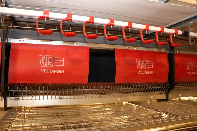 <em class="placeholder">Le fond du nid LayMaxx de Jansen se relève pour expulser les poules et les rideaux sont enroulés dans le même temps. La ligne d’abreuvement est toujours située devant ...</em>