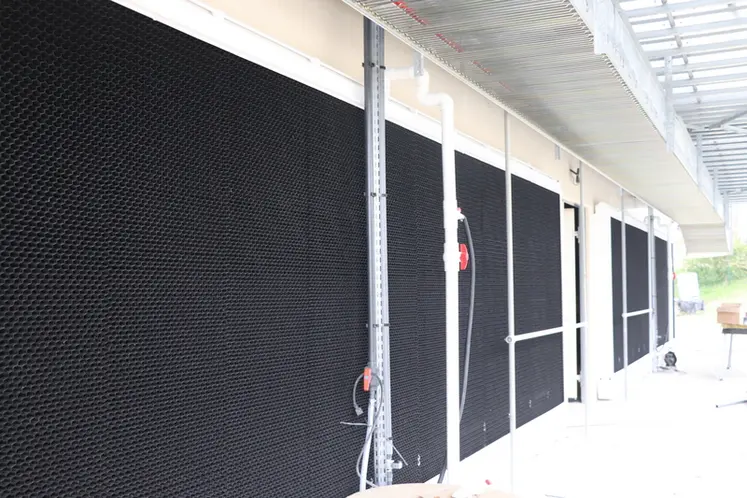 <em class="placeholder">Dans le second bâtiment rénové, la différence essentielle a été de choisir un pad cooling avec alvéoles en PVC.</em>