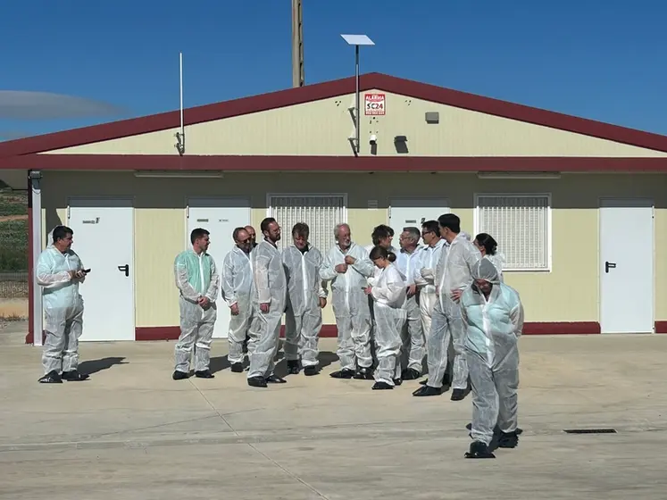 <em class="placeholder">Groupe d'éleveurs et représentants de la filière volaille de chair devant un bâtiment d'élevage catalan, visite organisée par le GIVCB</em>
