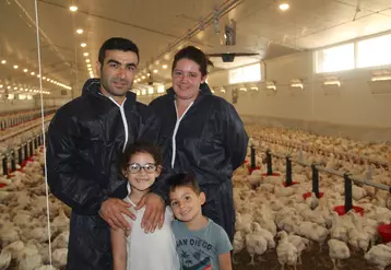 Karine Ruault, entourée de son mari Kamuran Yilmaz et de leurs enfants Zérya et Elyas, a suivi le parcours à l’installation jeune agriculteur, lui permettant de bénéficier de conditions d’installation optimales. © A. Puybasset