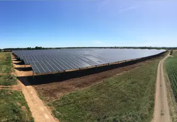 La ferme solaire de Rom dans les Deux-Sèvres compte 33 000 m2 de panneaux et devrait produire 7,3 millions kWh par an. © Technique Solaire