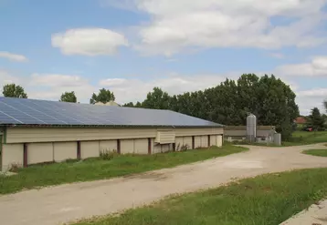 Certaines pratiques agroenvironnementales déjà existantes dans les élevages avicoles, telle que la production d'énergie photovoltaïque mériteraient d'être mieux valorisées.  © A. Puybasset