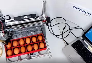 Un des premiers prototypes réalisés  dans le cadre des travaux préliminaires d’automatisation du projet de sexage des œufs d’oiseaux (SOO).  © Tronico