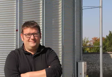 André Robin, éleveur de poules pondeuses dans l'Aisne, distribue en alternance du blé entier produit à la ferme et un aliment complémentaire fabriqué par Novial. © A. Puybasset