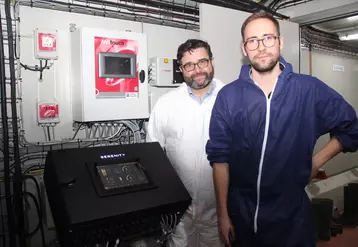 Jérémy Choquet (à droite) et Xavier Moine, de Tuffigo-Rapidex : "Plus accessible, ce boîtier incite à aller plus loin dans l’optimisation des réglages. » © A. Puybasset