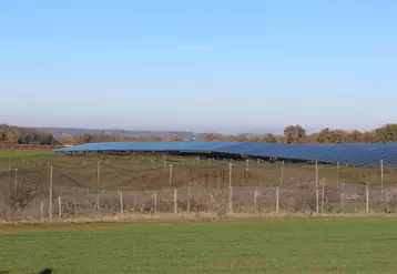 Élevant 130 000 faisans et 50 000 perdreaux sur 42 hectares de volières à Loubes-Bernac, Pascal Tarrisse a fait recouvrir 8 ha en ombrières photovoltaïques.