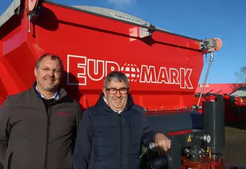 À gauche, Marc Le Hir, le fabricant Euromark, et Jean Pierre Marchand, inventeur de la repailleuse pneumatique.