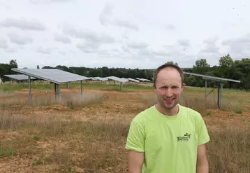 Olivier Sourdin, producteur d'œufs bio en Ille-et-Vilaine. « Autofinancés par la vente d’électricité, ces abris photovoltaïques profitent aux poules maintenant et ...