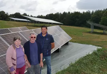 Olivier Madec, de Novafrance Energy, à côté de Christian et Evelyne Macé, parents de Nicolas photo) également équipés d'abris photovoltaïques dans leur élevage ...