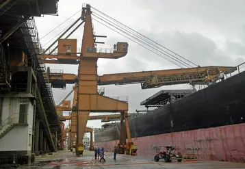 chargement par convoyeur d'un bateau de 80 000 tonnes en soja au port brÃ©silien de Paranagua, plus grand port cÃ©rÃ©alier d'AmÃ©rique latine / exportation  des ...