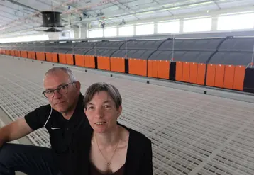 <em class="placeholder">Marina et Nicolas Grellepoix. Détenu par Nicolas, le bâtiment neuf complète idéalement l’atelier de 9000 poules parentales de Marina, situé à proximité.</em>