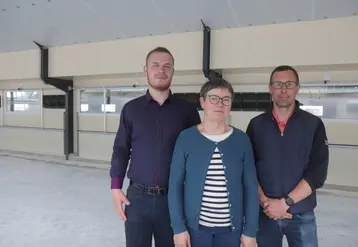 <em class="placeholder">Chantal Lepage et Ludovic Perrin, associés de la SCEA La ville es archers avec Alexandre (à gauche) en cours d’installation : « Nos poulaillers avec jardin d’hiver ...</em>