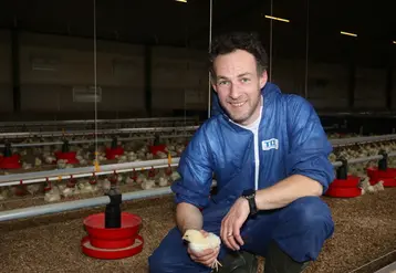 <em class="placeholder">Guillaume d’Hueppe dans l’un des poulaillers refaits à neuf : « Mon objectif est d’avoir le même niveau de vie que lorsque j’étais salarié. »</em>