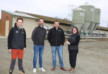 <em class="placeholder">Devant l&#039;un des bâtiments rénovés, Guillaume d’Hueppe à gauche, avec Florian Le Normand, de l’installateur TSE Hors-sol, Simon Hévin, de Tuffigo-Rapidex et ...</em>
