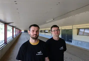 <em class="placeholder">Les deux frères, Lionel et Xavier Rivoal, âgés de 40 et 36 ans, introduisent avec un préau une différenciation Bien-être dans leur élevage déjà diversifié ...</em>