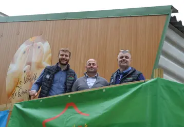 <em class="placeholder">Sylvain Plumelet, éleveur à Plémet (22), avec Guillaume Gannat, chargé de développement LDC (à gauche) et Guénaël Le Sourd, directeur d’Huttepain Bretagne </em>