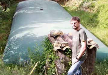 <em class="placeholder">Sylvain Vérité devant sa poche souple de récupération d&#039;eaux de pluie. Qualité de l&#039;eau Itavi </em>
