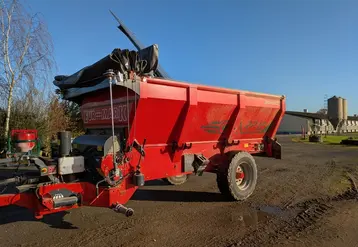 <em class="placeholder">La pailleuse pneumatique Euromark RP12 dispose d&#039;une caisse de 12 m3 qui peut accueillir tout type de litière en vrac (paille broyée, copeaux, sciure...).</em>