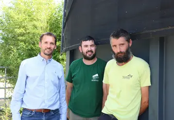 <em class="placeholder">Stéphane Letué, directeur des Fermiers de Janzé et de la méthanisation Enerfées avec Nicolas Coger et Mathieu Sourdril, producteurs de volailles de Janzé : « Le ...</em>