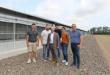 <em class="placeholder">De gauche à droite : Maxime Forget, Florian Gérard, Clément, Isabelle et Mickaël Trichet, avec Pierre Benoît (devant). Le premier lot de poules pondeuses devait arriver ...</em>