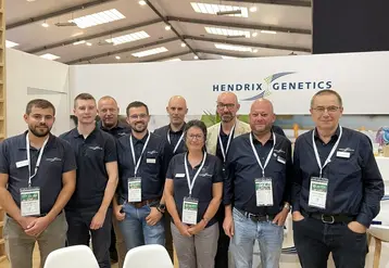 <em class="placeholder">Entourée de l&#039;équipe commerciale, Florence Petitjean a pris la direction de l&#039;activité ponte d&#039;Hendrix Genetics, succèdant à Fabien Galéa. </em>