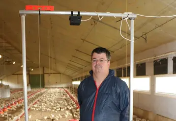 <em class="placeholder">La caméra installée sur un portique dans le bâtiment suit l’évolution quotidienne du poids des volailles. La solution Chicams est testée dans trois élevages bretons, ...</em>